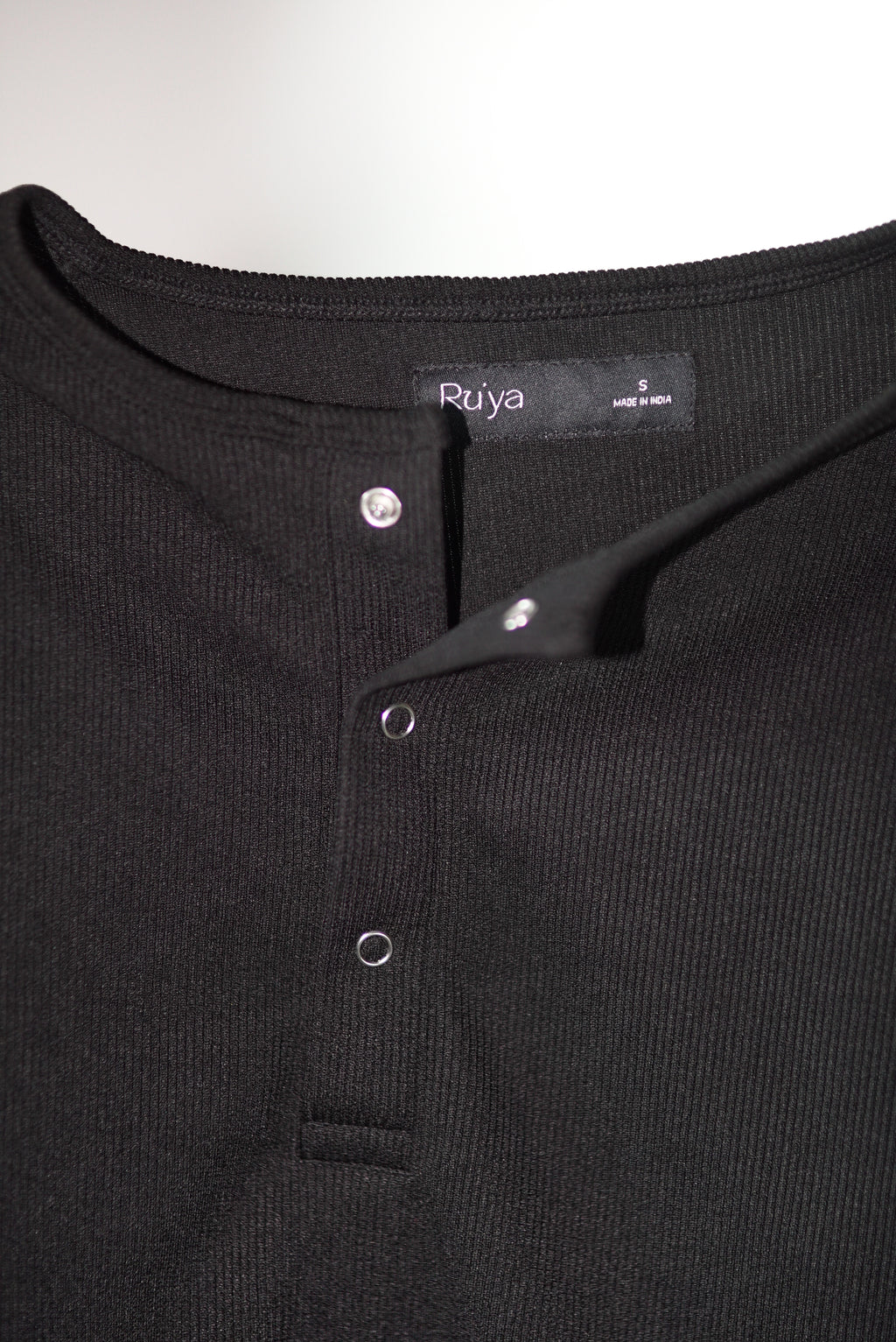 TEXTURED HENLEY T-SHIRT